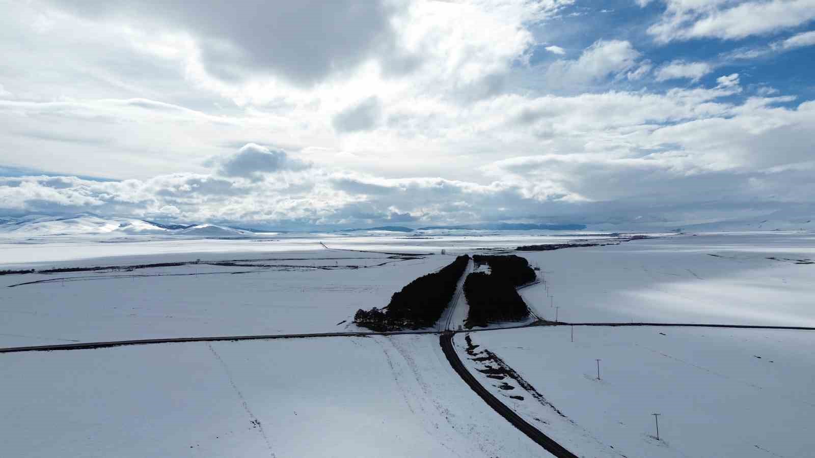 Kars&rsquo;ta bahar ortasında kış manzarası: Benliahmet İstasyonu beyaza b&uuml;r&uuml;nd&uuml;
