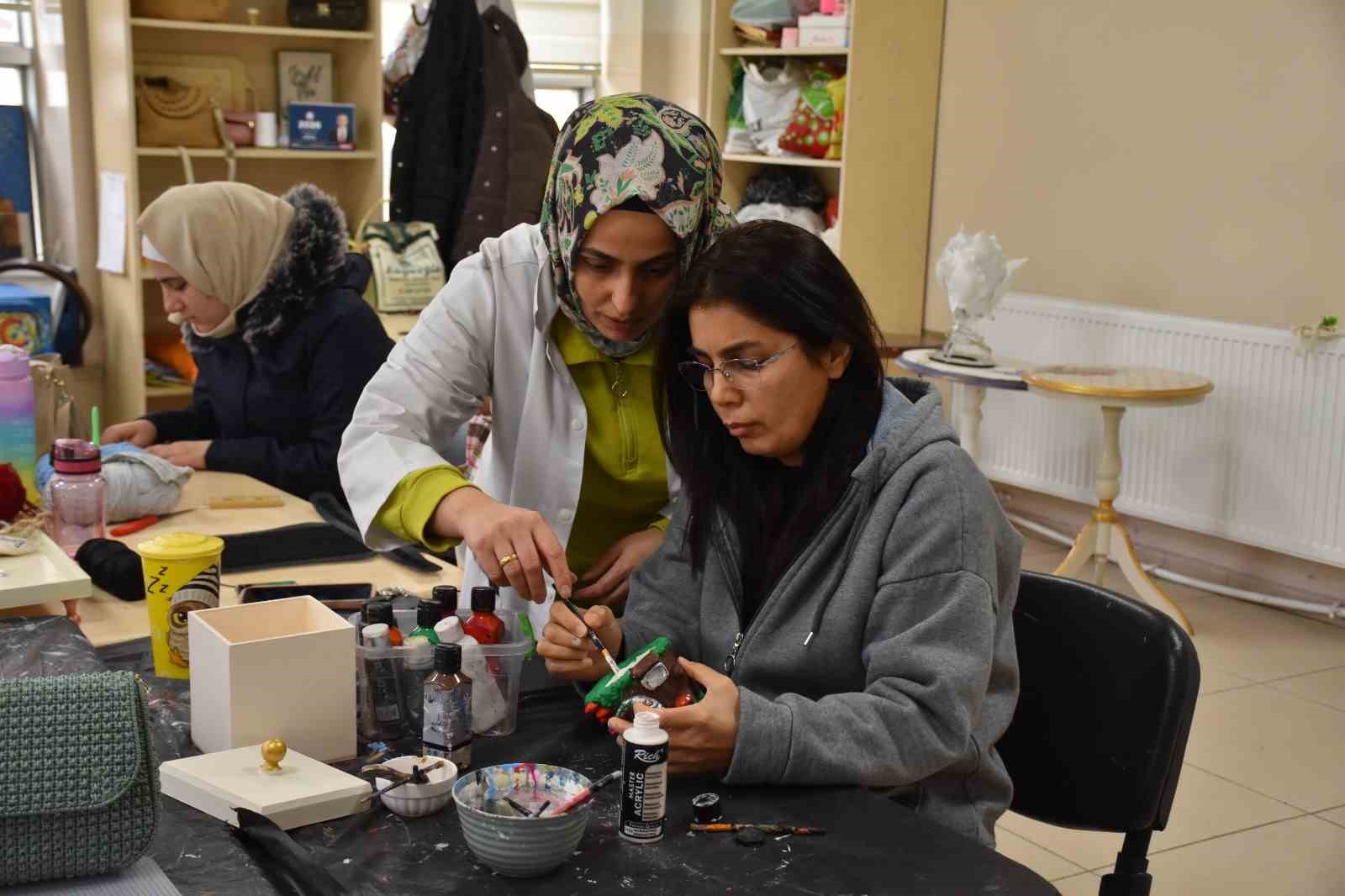 Kadınlar hem &ouml;ğreniyor hem aile b&uuml;t&ccedil;esine katkı sağlıyor
