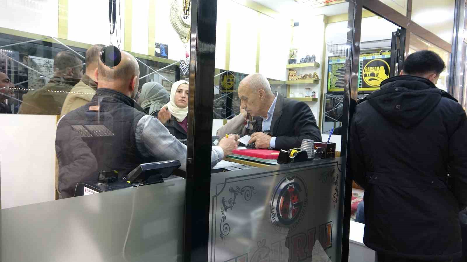 Altın fiyatları d&uuml;şt&uuml;, vatandaş kuyumculara akın etti
