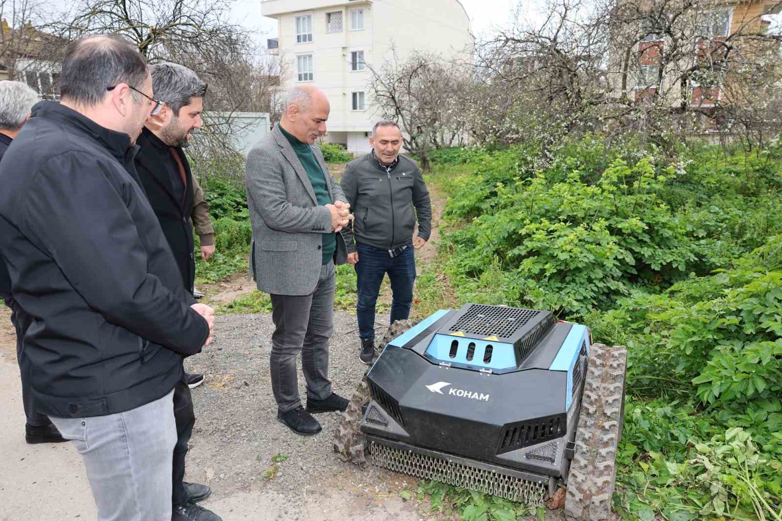 Yeşil alanda uzaktan kumandalı robot d&ouml;nemi: 6 kişinin işini tek başına yapabiliyor
