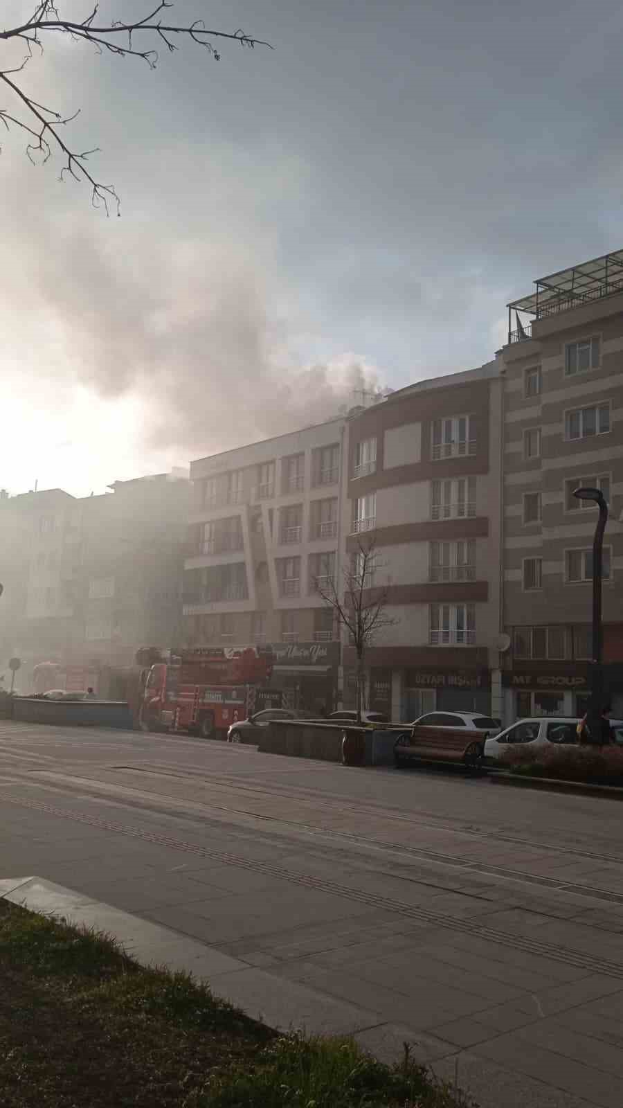 Bacada &ccedil;ıkan yangın sonucu cadde dumanla kaplandı
