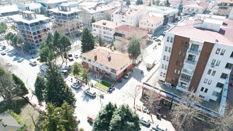 Gediz&rsquo;de şehrin kalbindeki bina belediyeye kazandırıldı

