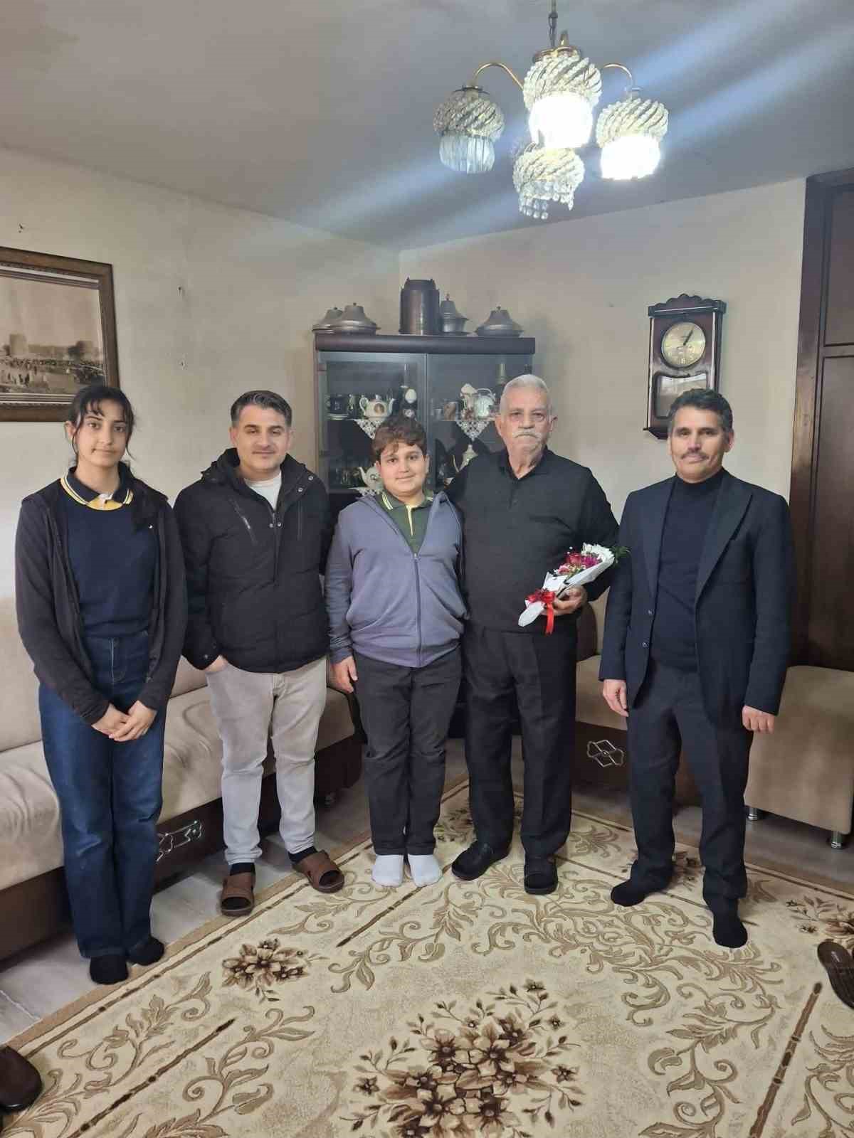 Diyarbakır&rsquo;da &ouml;ğrenciler, emekli &ouml;ğretmenleri unutmadı
