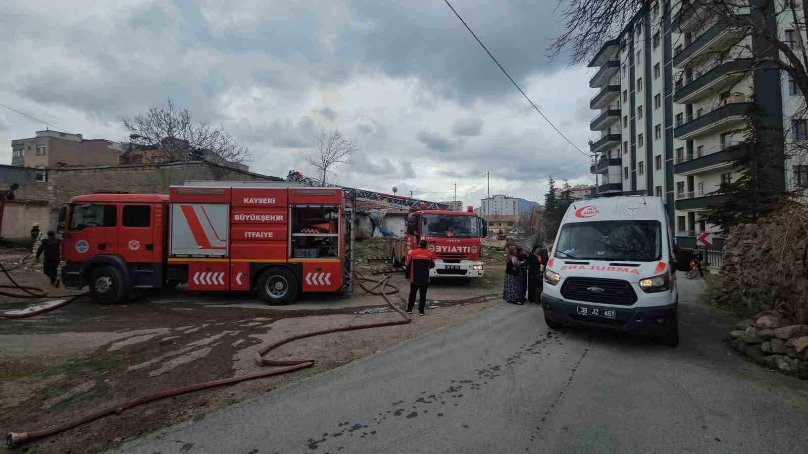 Kayseri&rsquo;de m&uuml;stakil evde yangın: 6 aylık bebek hastaneye kaldırıldı
