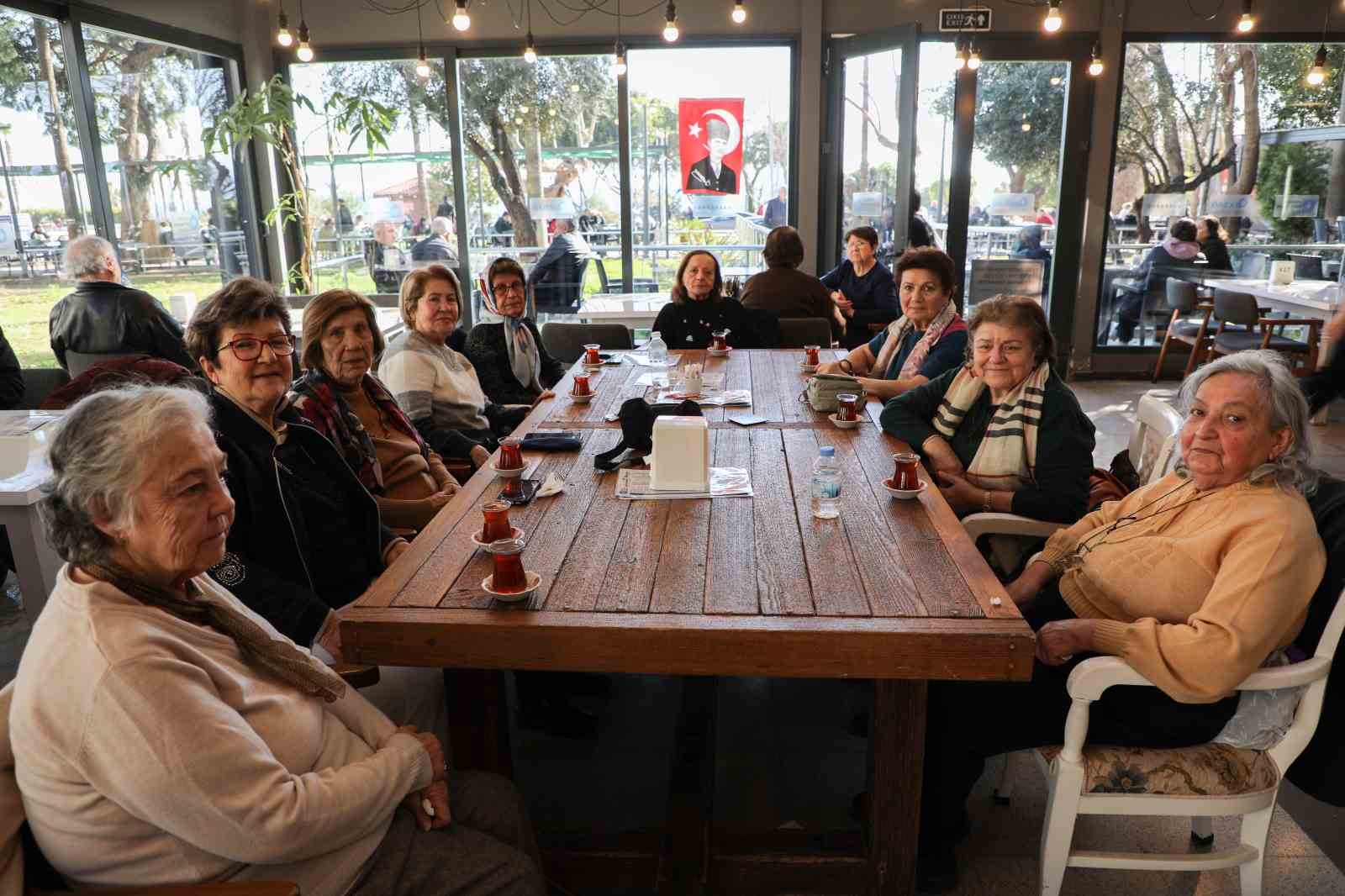 Antalya’da 57 yıllık dostlar çay bahçesinde buluştular