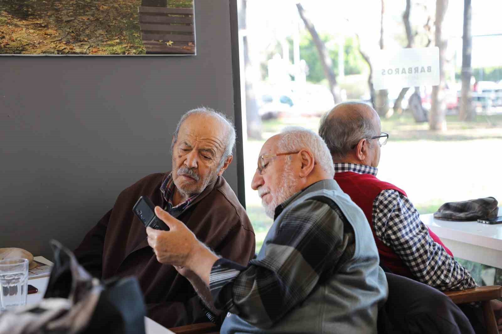 Antalya&rsquo;da 57 yıllık dostlar &ccedil;ay bah&ccedil;esinde buluştular
