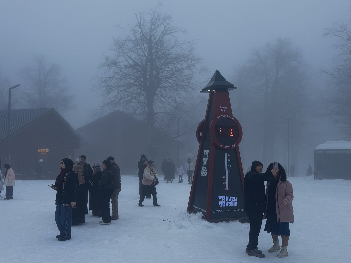 Kuzuyayla&rsquo;da tatilcilere kar ve kızıl geyik s&uuml;rprizi
