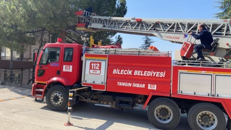 Ağa&ccedil;ta kalan kediyi itfaiye kurtardı
