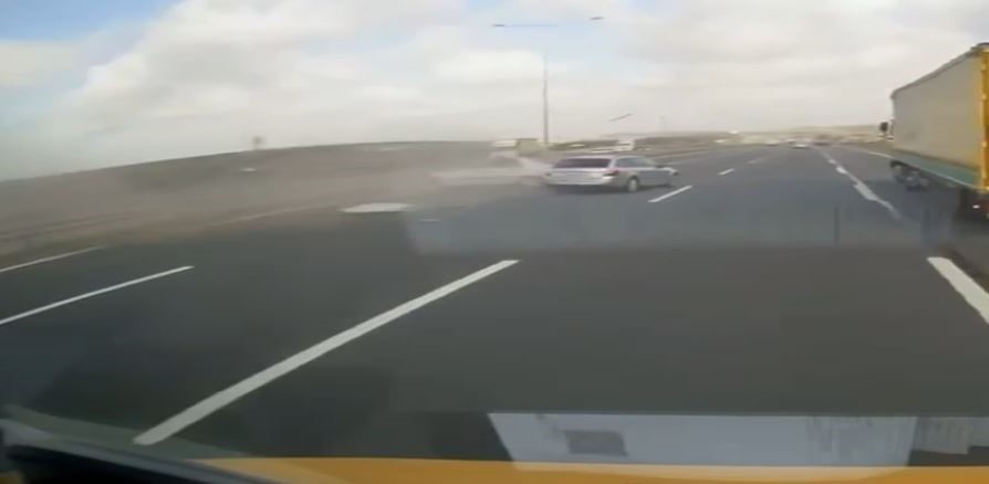 Arnavutk&ouml;y&rsquo;de makas atan s&uuml;r&uuml;c&uuml; kaza yaptı
