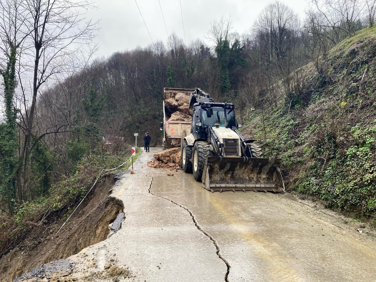 Aşırı yağışlar heyelana neden oldu yol &ccedil;atladı
