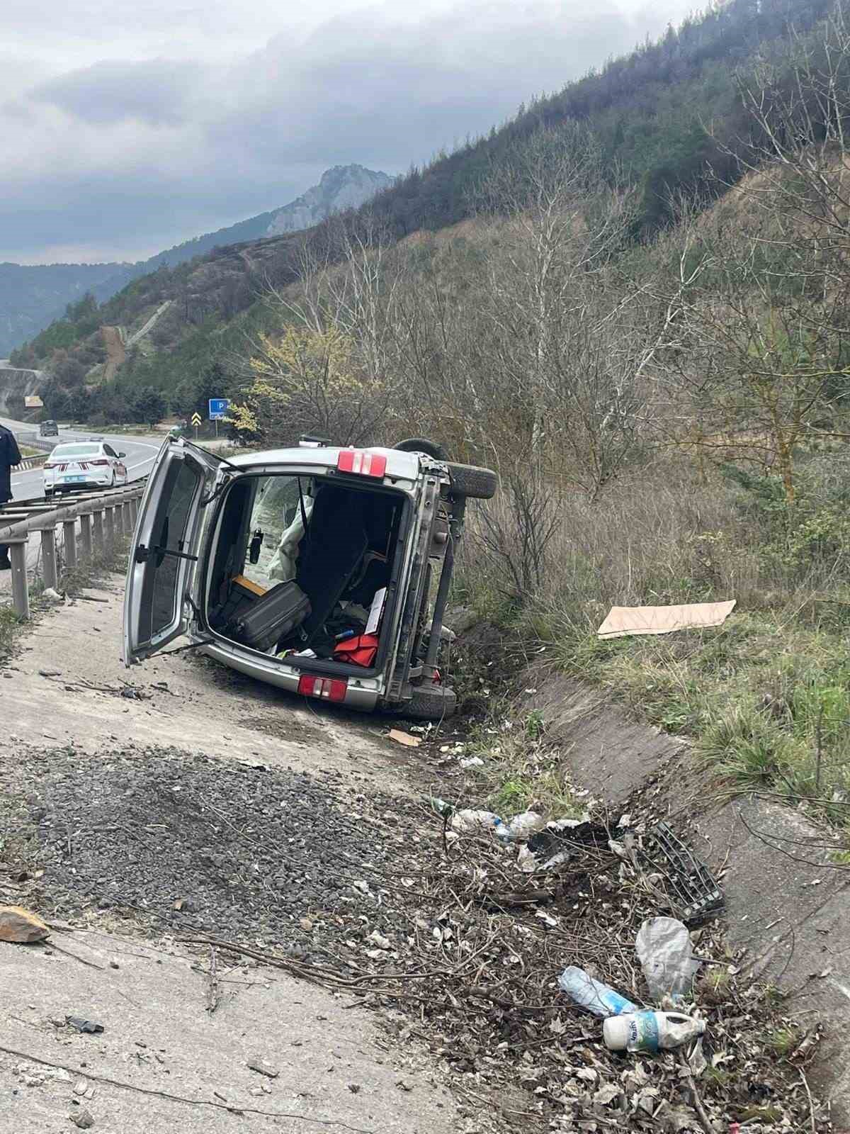 Bilecik&rsquo;te şarampole u&ccedil;an ara&ccedil;taki 2 kişi yaralandı
