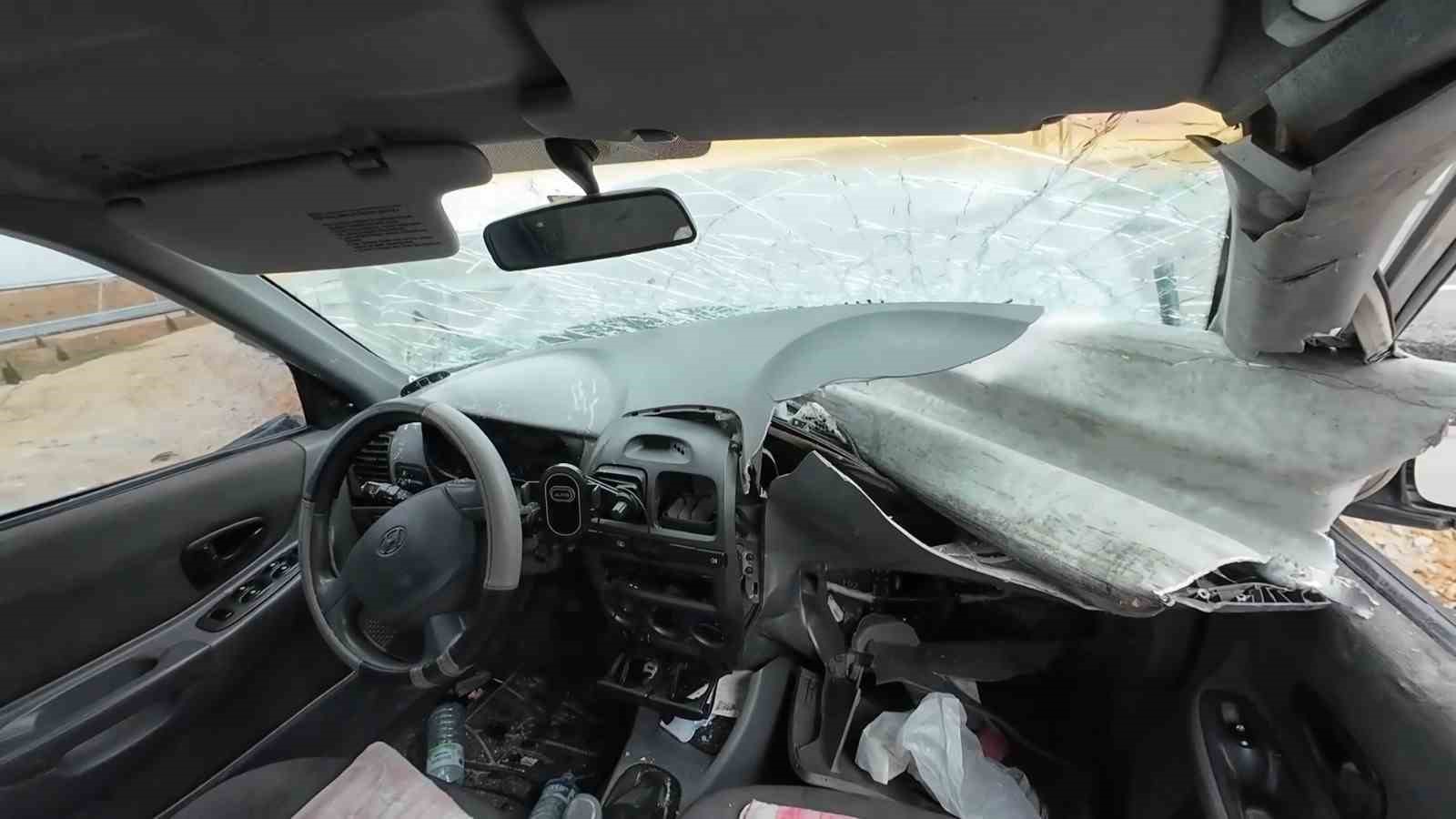 Otomobil demir bariyere ok gibi saplandı: Karı koca &ouml;l&uuml;mden d&ouml;nd&uuml;
