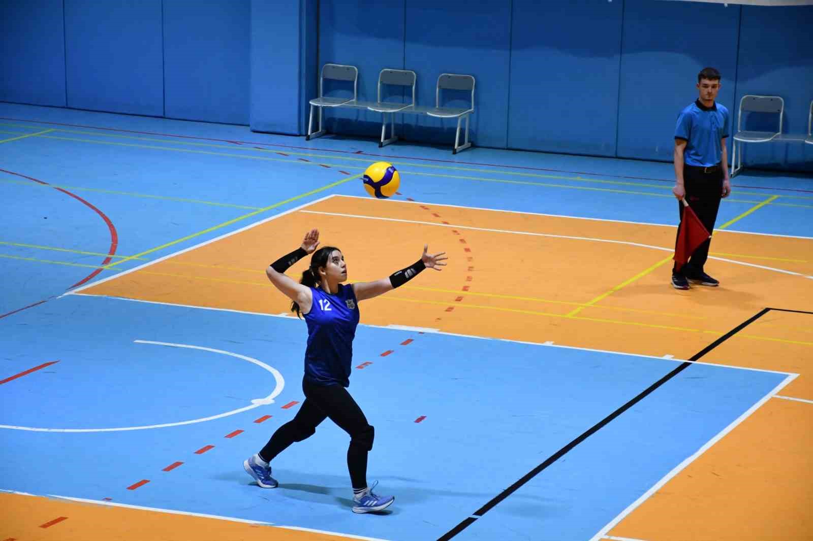 Yıldız Kızlar Voleybol Kul&uuml;p M&uuml;sabakaları sona erdi
