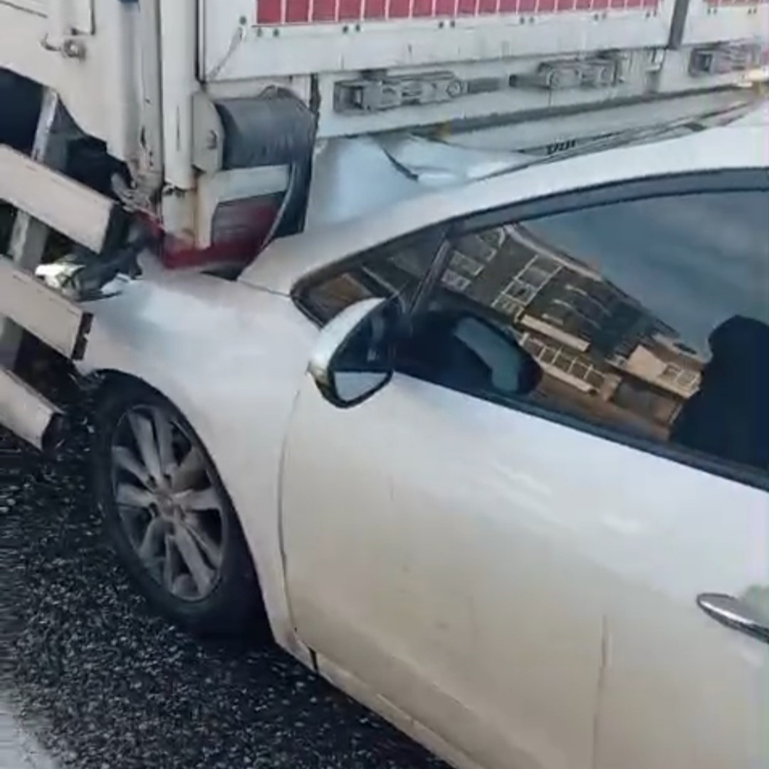 Otomobil kırmızı ışıkta bekleyen tıra &ccedil;arptı, s&uuml;r&uuml;c&uuml; yaralandı
