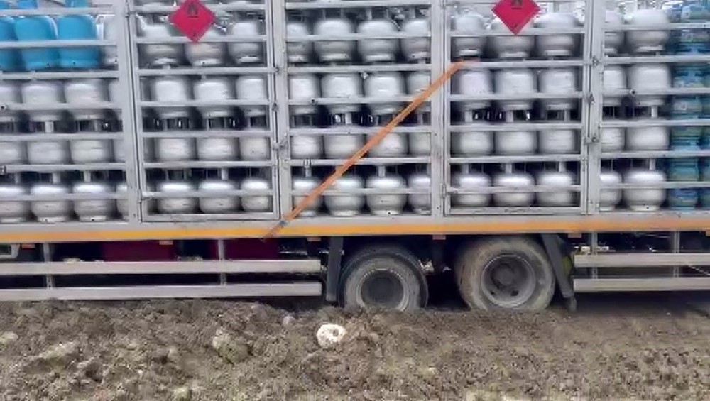 &Ccedil;amura saplanan t&uuml;p y&uuml;kl&uuml; kamyon kep&ccedil;eyle kurtarıldı
