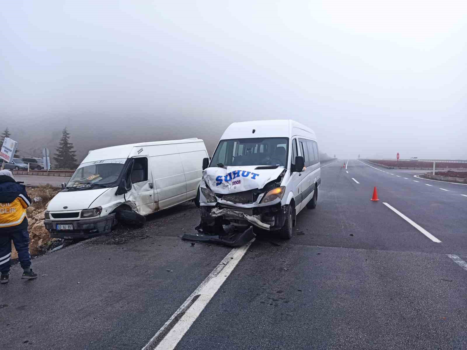 Yolcu minibüsü ile kamyonet çarpıştı: 7 yaralı