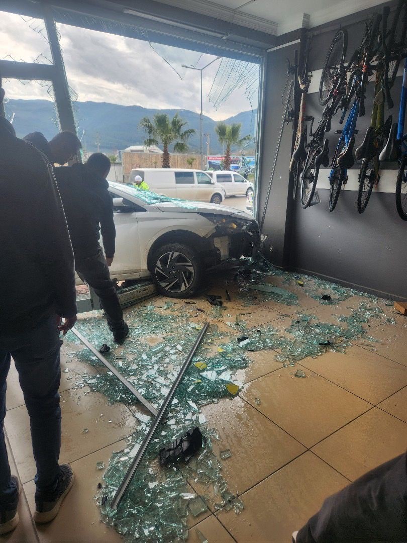 Otomobil iş yerinin vitrininden i&ccedil;eri girdi
