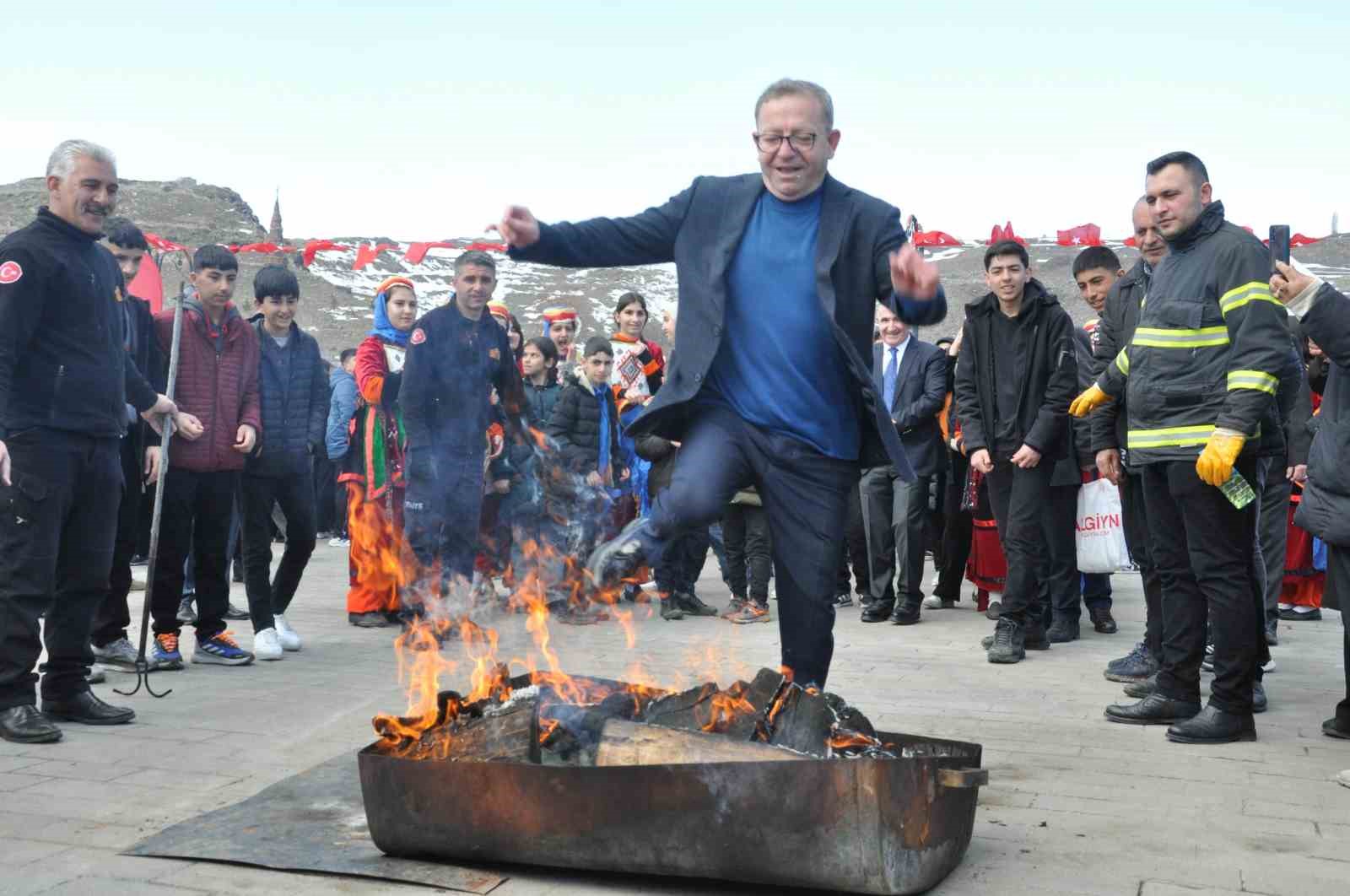 Kars&rsquo;ta Nevruz coşkusu: Ateş yakıldı, halaylar &ccedil;ekildi
