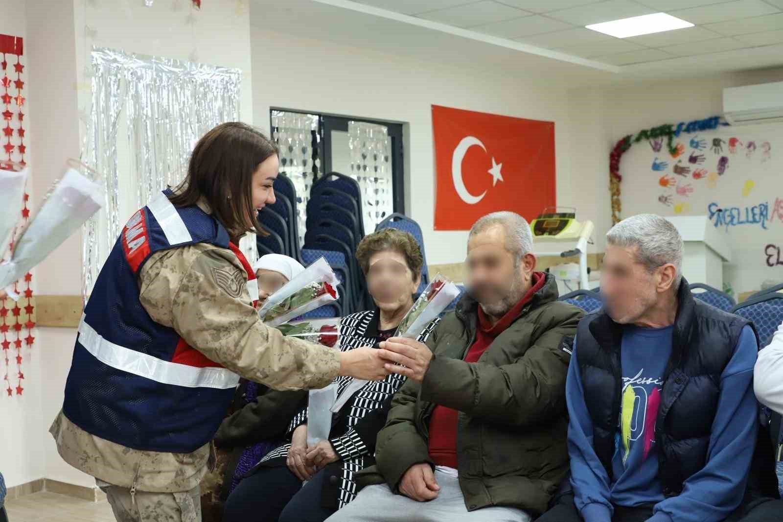 Jandarmadan Yaşlılar Haftasında anlamlı ziyaret
