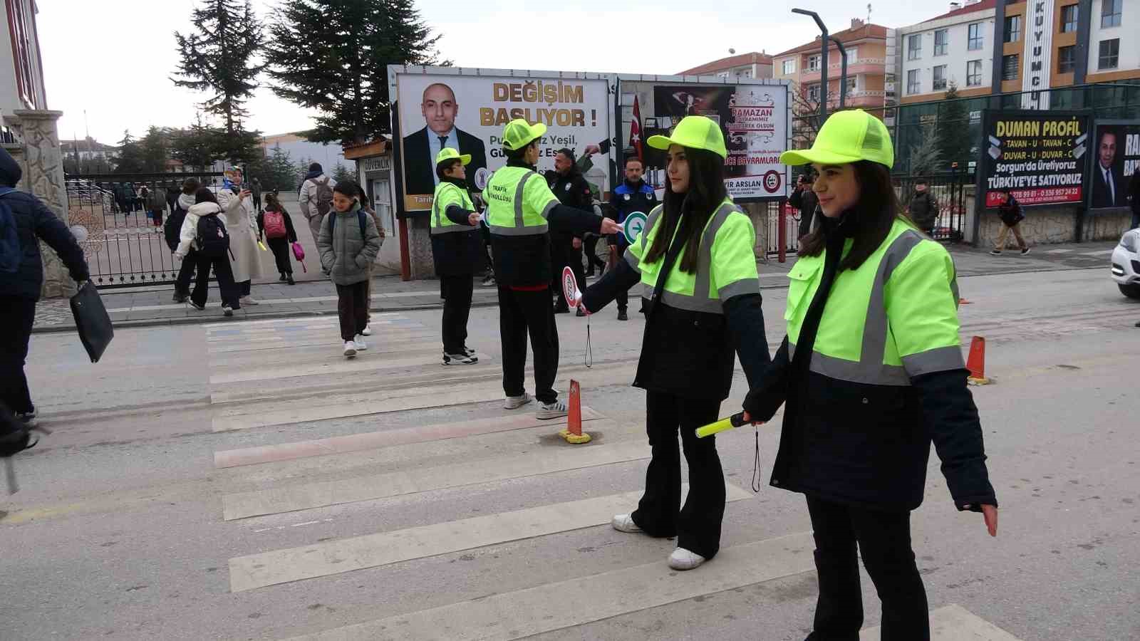 Yozgat&rsquo;ta &ouml;ğrenciler trafiğe y&ouml;n verdi
