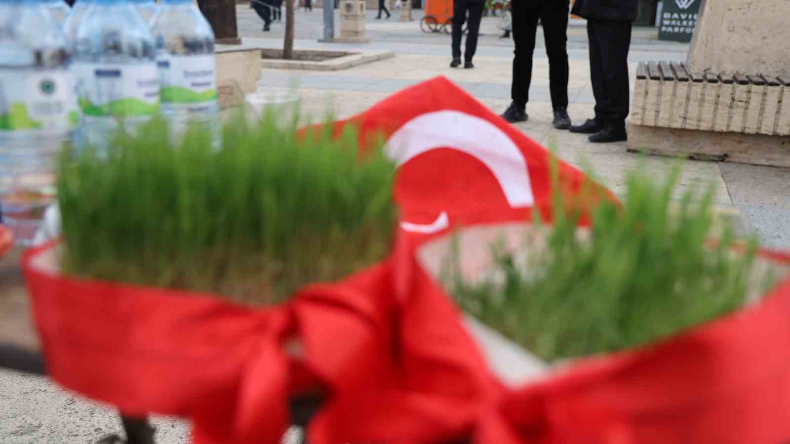 Kırşehir&rsquo;de nevruz coşkusu: Davul zurna eşliğinde ateş yakıldı
