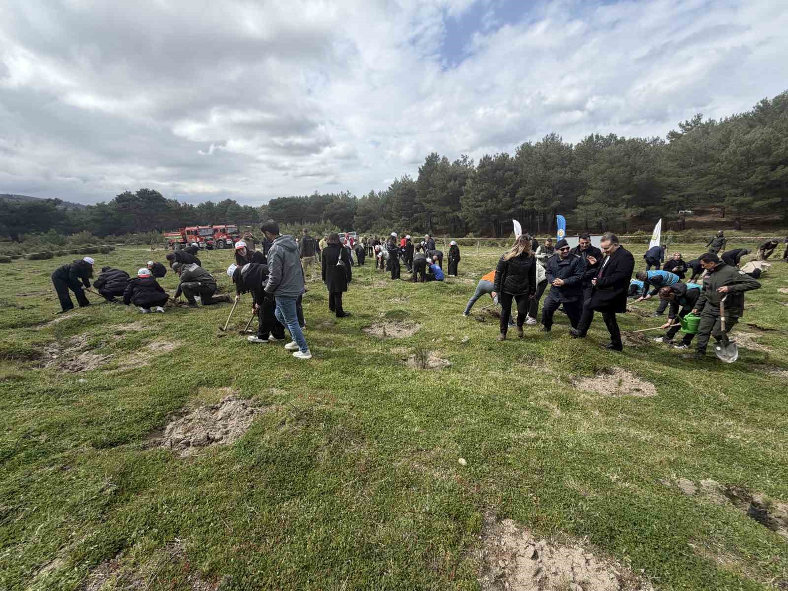 Kazdağları&rsquo;nda fidanlar toprakla buluştu
