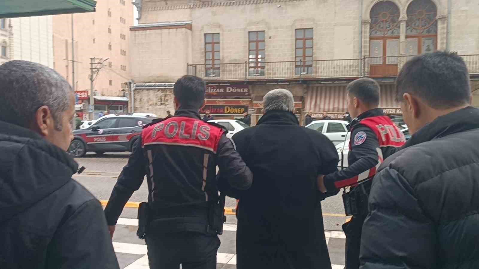 Lokantayı basıp kardeşini vurdu
