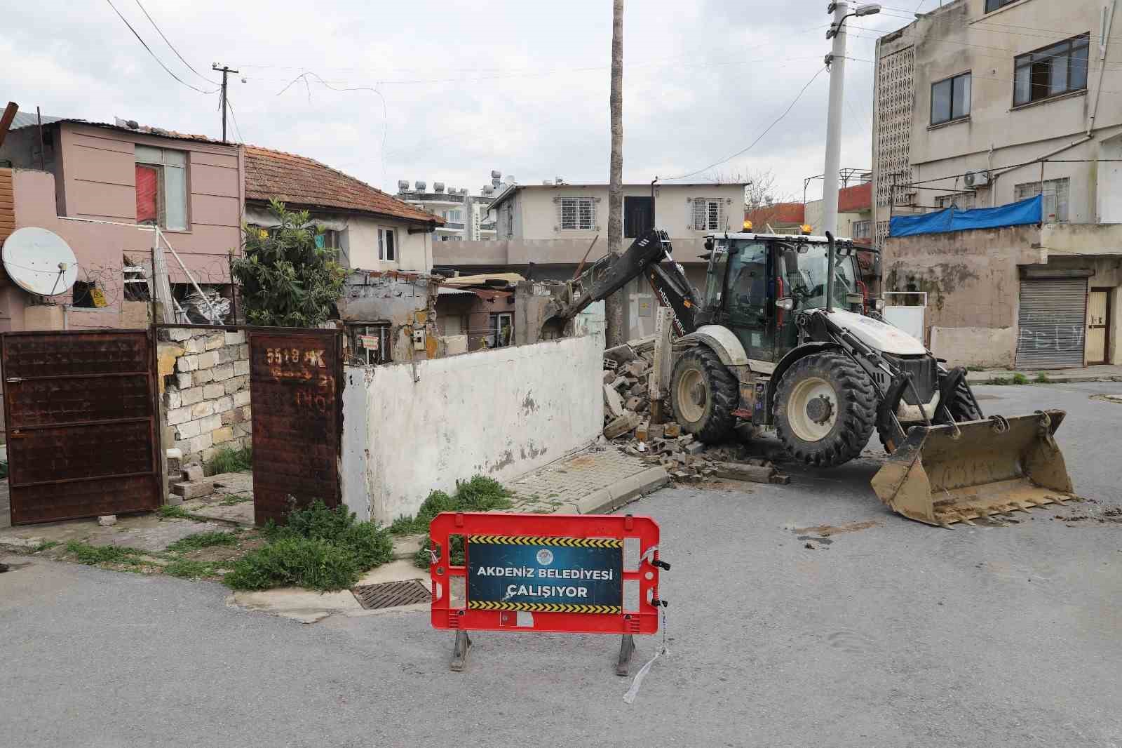 Akdeniz&rsquo;de tehlike sa&ccedil;an metruk yapılar yıkılıyor
