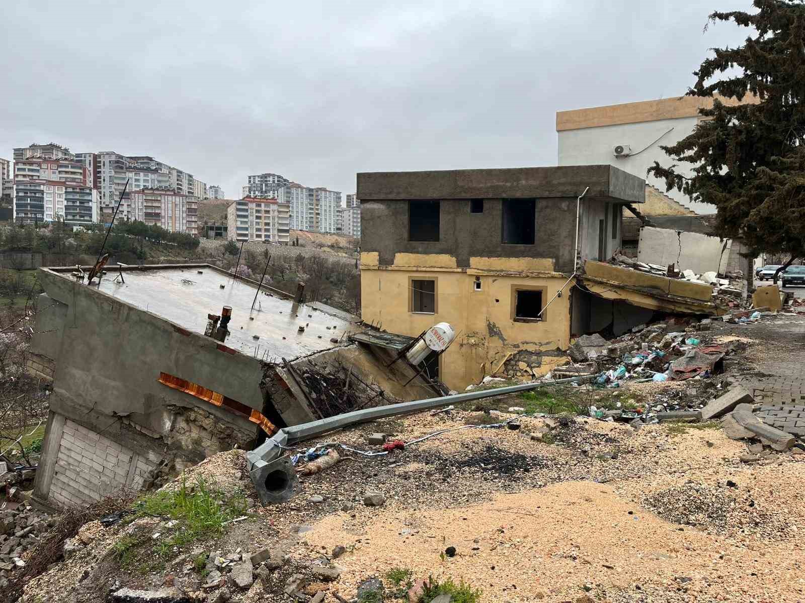 Tahliye edilen bina yağışlara dayanamayarak &ccedil;&ouml;kt&uuml;

