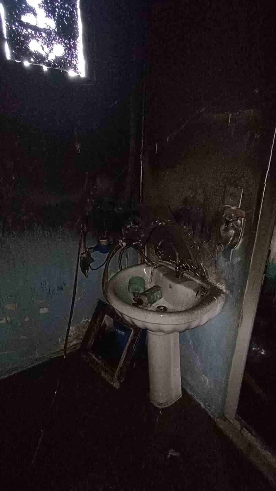 Yangın bir evi k&uuml;le &ccedil;evirdi
