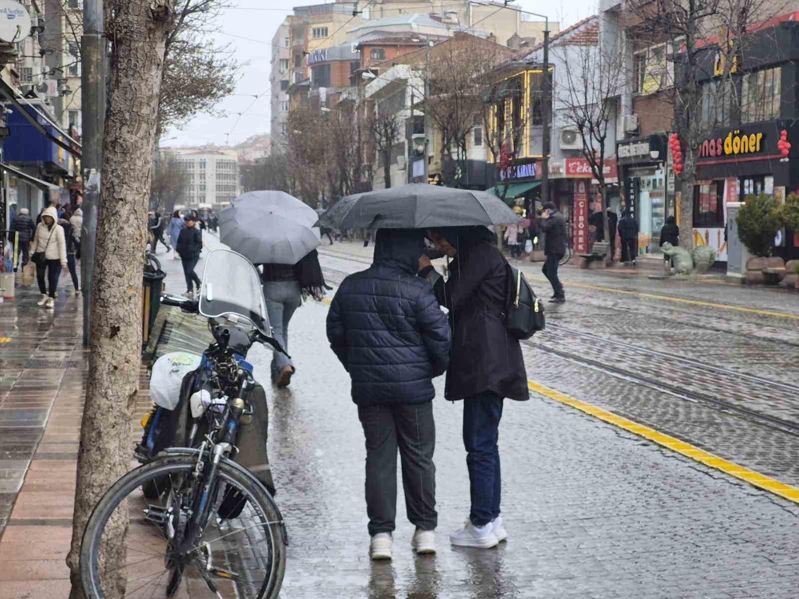 Eskişehir&rsquo;e beklenen yağmur geldi
