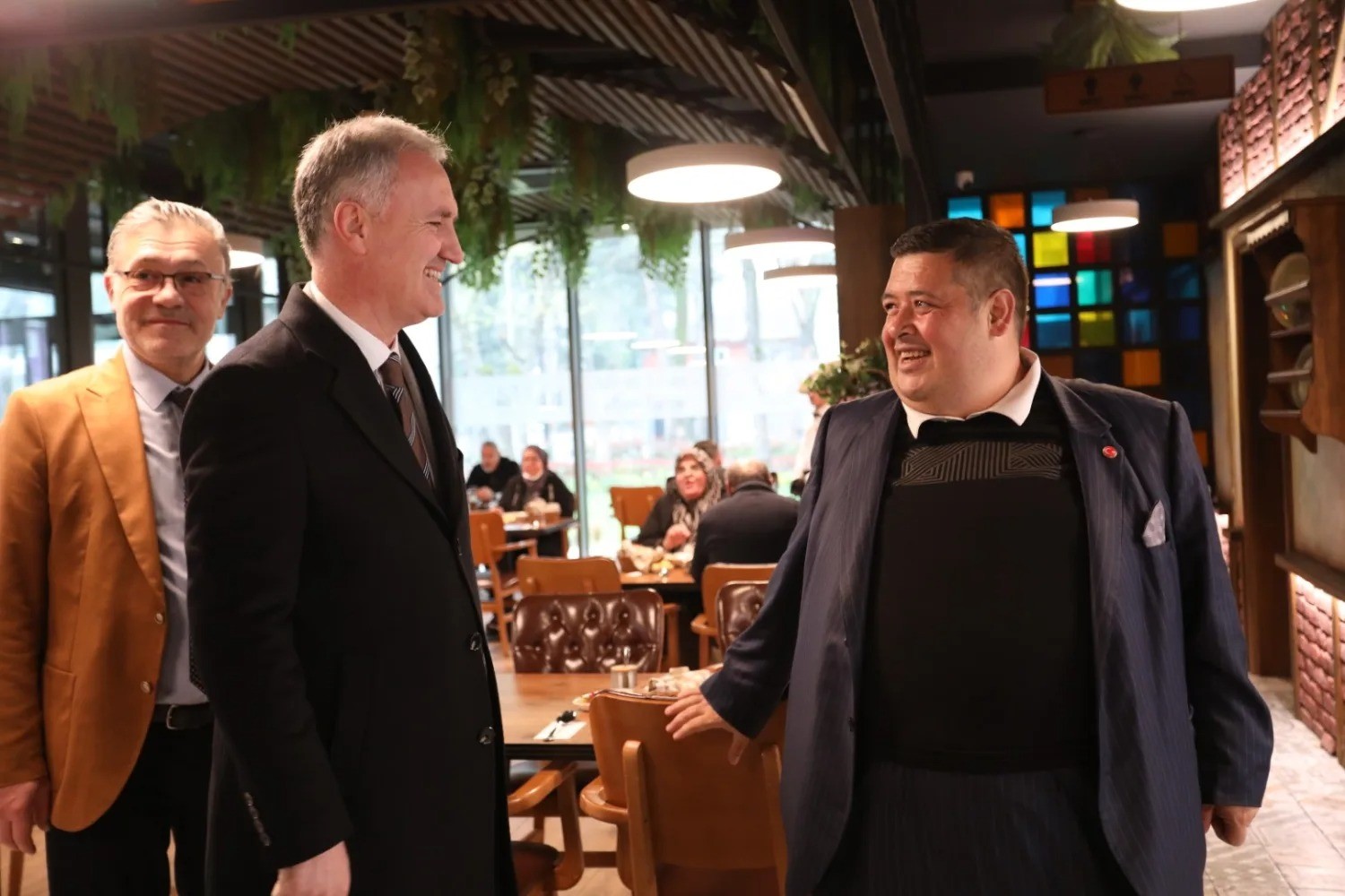 Alper Taban, Engelsiz Yaşam Merkezi &ouml;ğrencileriyle kahvaltıda buluştu
