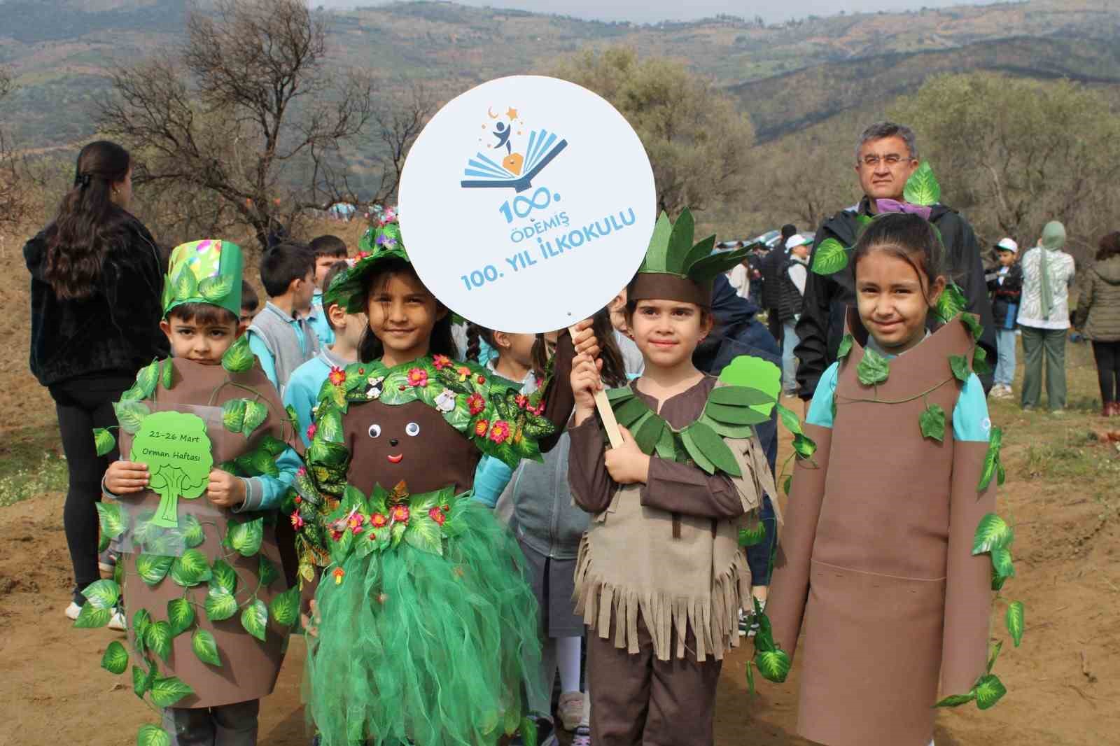 İzmir&rsquo;de yangından etkilenen b&ouml;lgelerde fidan dikimi yapıldı
