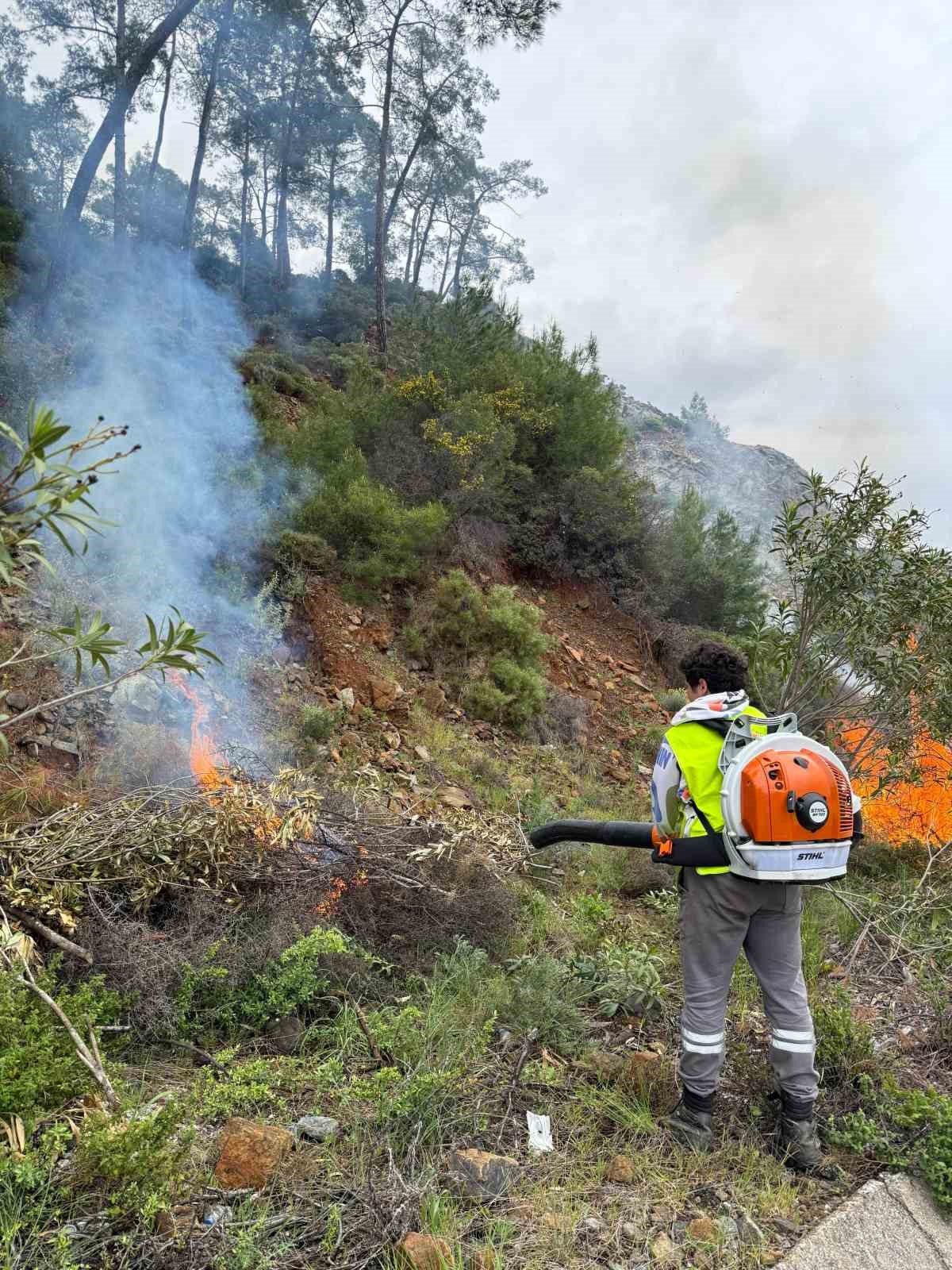 Marmaris&rsquo;te yangın sezonu &ouml;ncesi temizlik &ccedil;alışmaları s&uuml;r&uuml;yor

