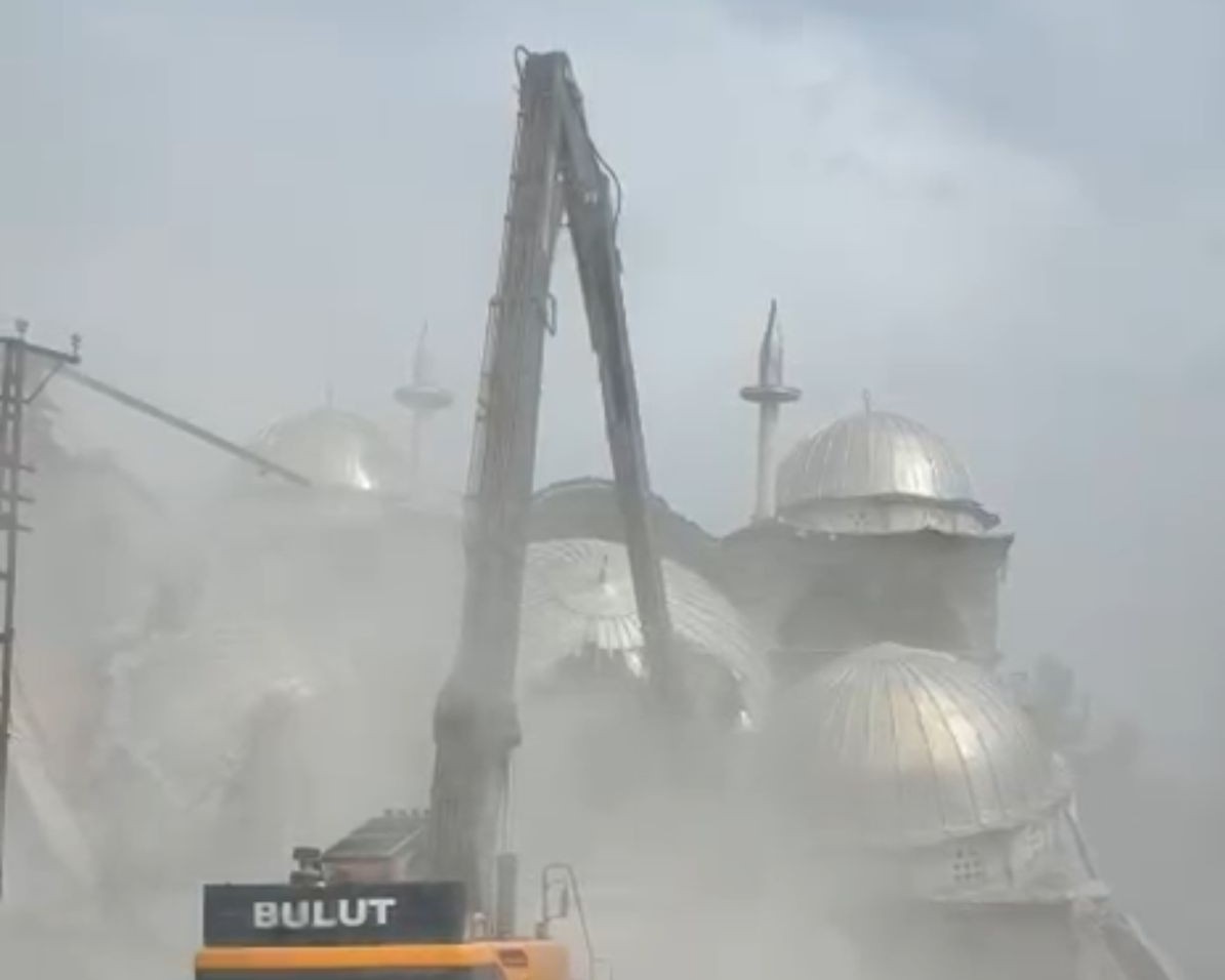 Malatya&rsquo;da depremde hasar g&ouml;ren cami kontroll&uuml; şekilde yıkıldı
