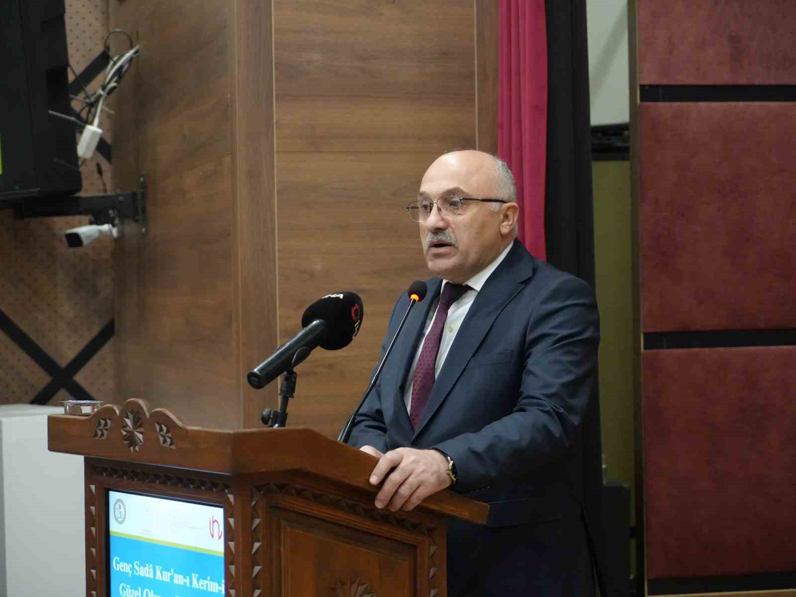 12 farklı ildeki &ouml;ğrenciler Kur&rsquo;an-ı Kerim&rsquo;i en g&uuml;zel okuyabilmek i&ccedil;in yarıştı
