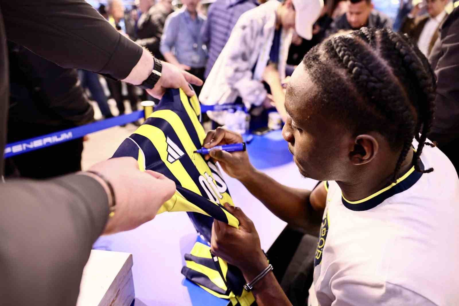 Fenerbah&ccedil;eli futbolcular Guendouzi, Nene ve Cherif, taraftarlarla buluştu
