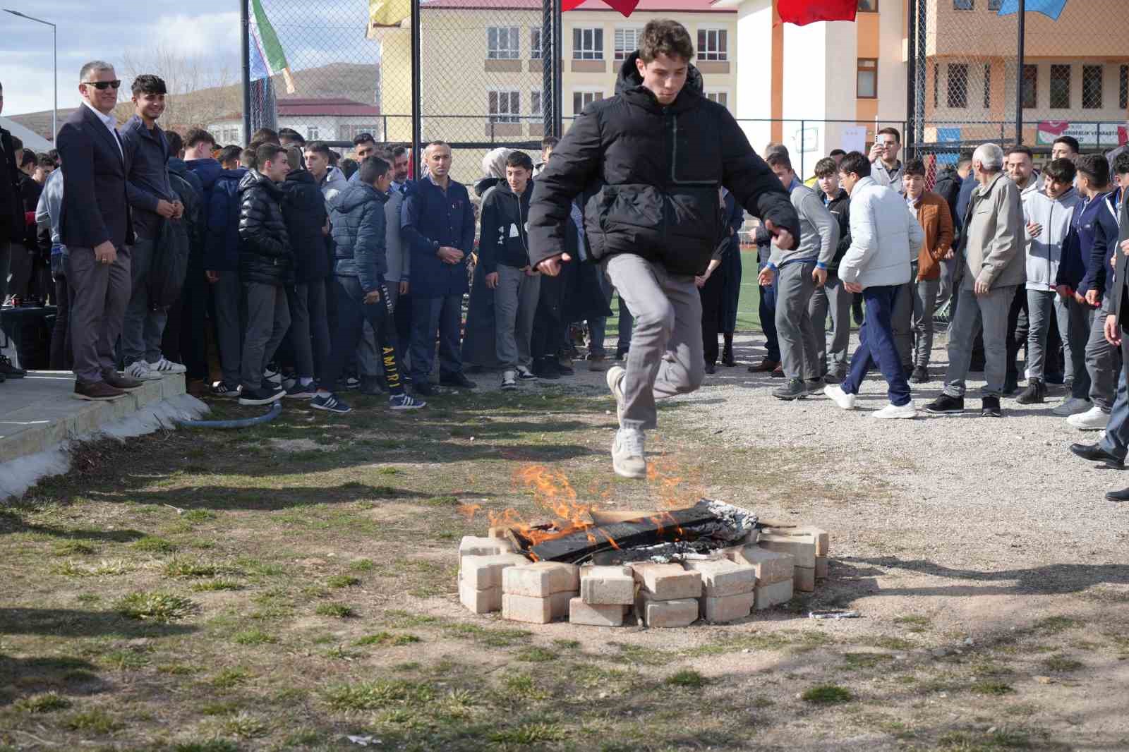 Bayburt&rsquo;ta Nevruz coşkusu: Bayram ateşi yakıldı, &ouml;rste demir d&ouml;v&uuml;ld&uuml;
