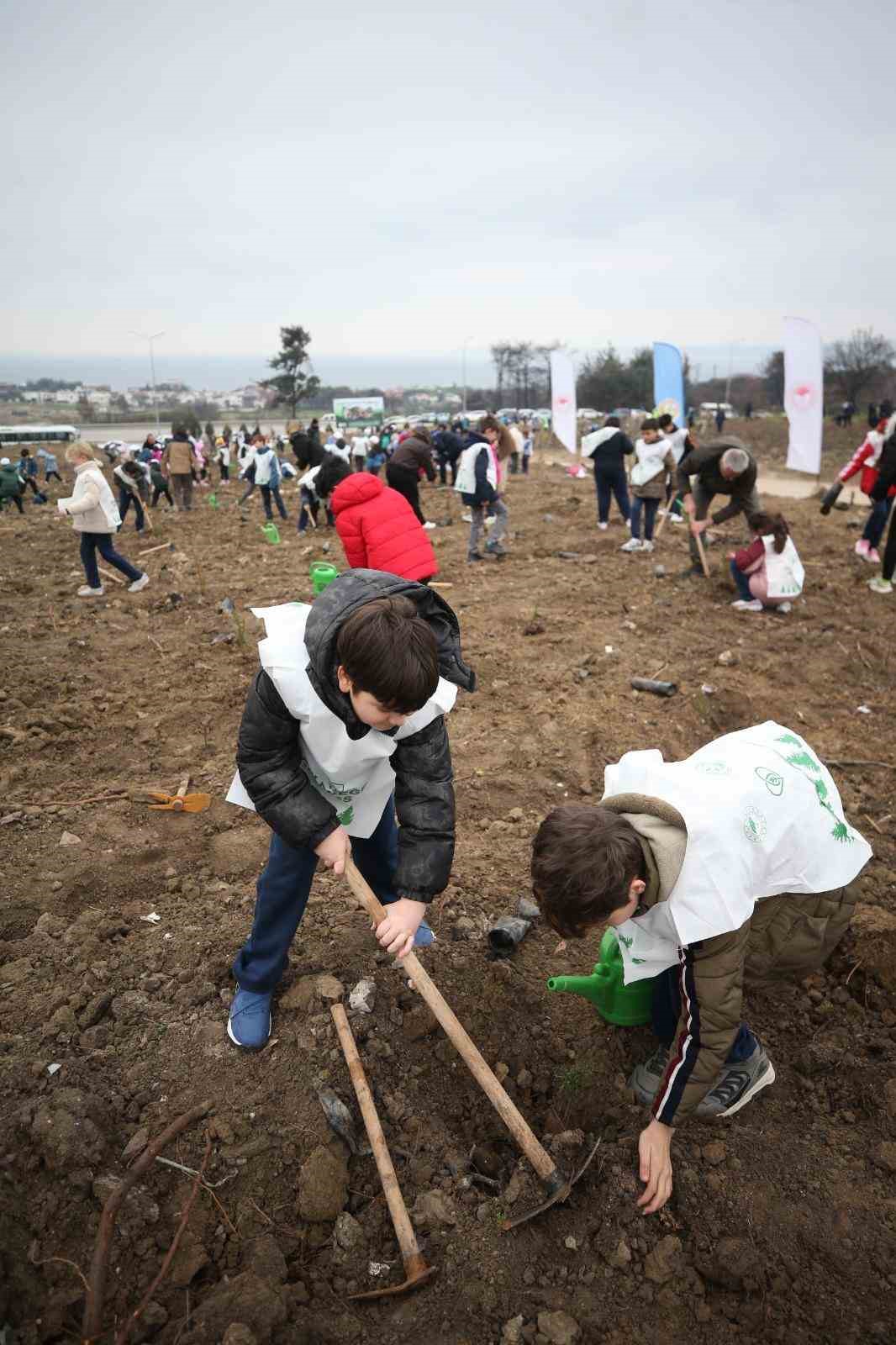 &Ccedil;anakkale&rsquo;de D&uuml;nya Ormancılık G&uuml;n&uuml;&rsquo;nde 5 bin fidan toprakla buluştu
