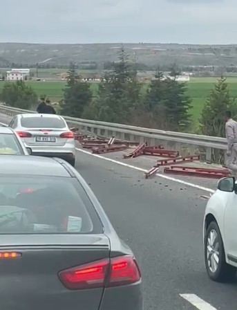 Tırda y&uuml;kl&uuml; olan profil demirler yola savruldu, arkadaki ara&ccedil; zarar g&ouml;rd&uuml;
