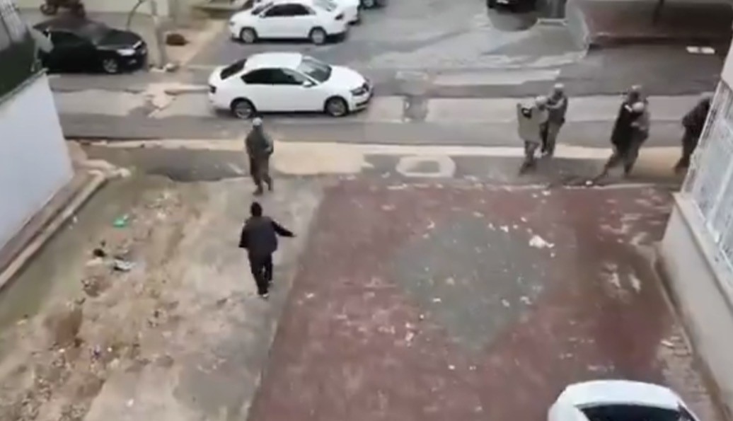 Polise silahla mukavemet g&ouml;steren şahıs &ouml;zel harekat operasyonuyla yakalandı
