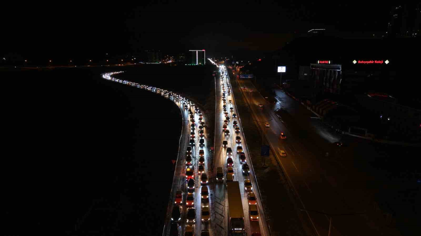 43 ilin ge&ccedil;iş noktasının bayram bilan&ccedil;osu belli oldu: 1 milyon 274 bin ara&ccedil; ge&ccedil;ti, &ouml;l&uuml;ml&uuml; kaza yaşanmadı
