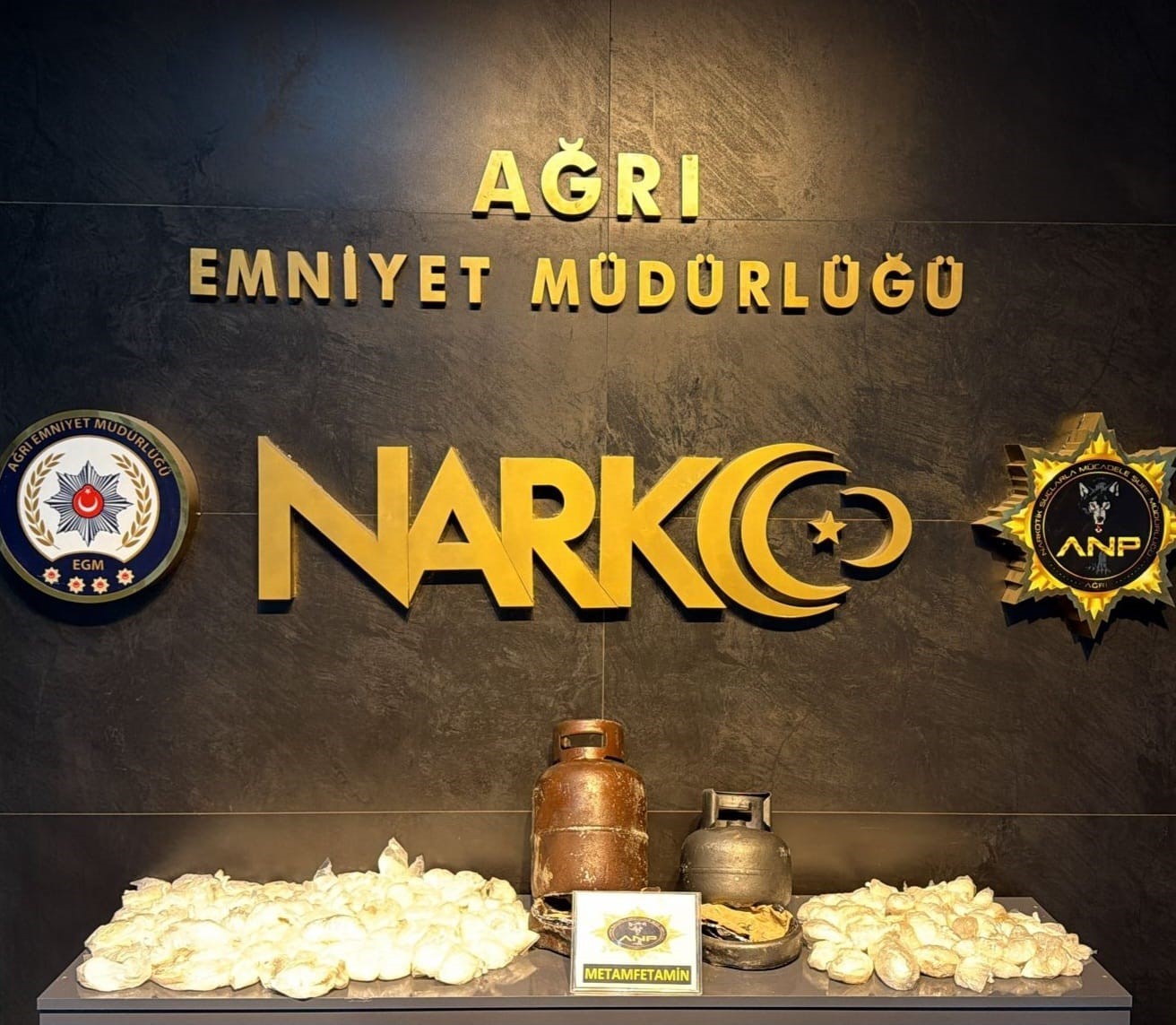 Ağrı&rsquo;da 8,3 kilo metamfetamin ele ge&ccedil;irildi
