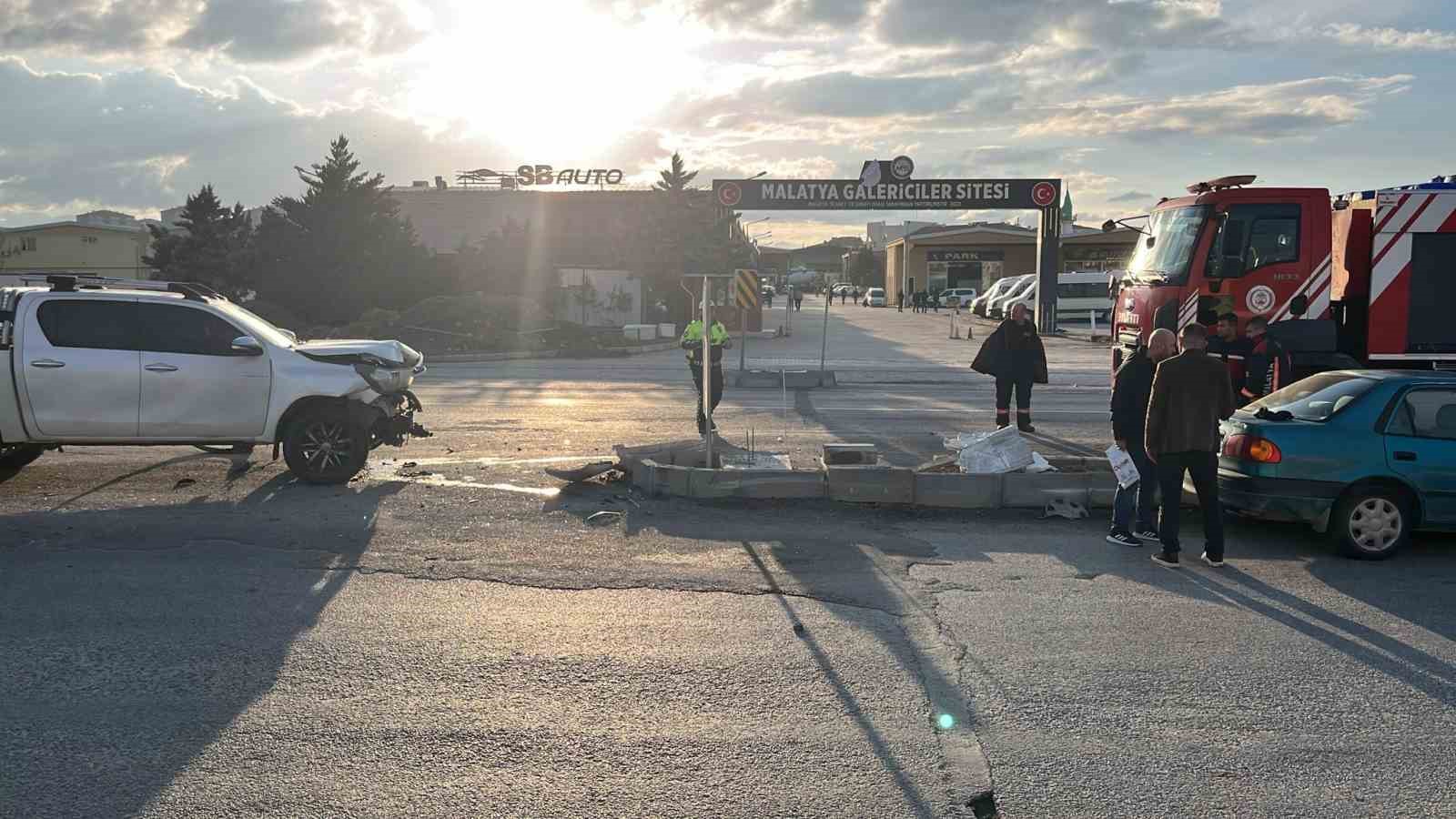 Malatya&rsquo;da iki ara&ccedil; &ccedil;arpıştı: 1 yaralı
