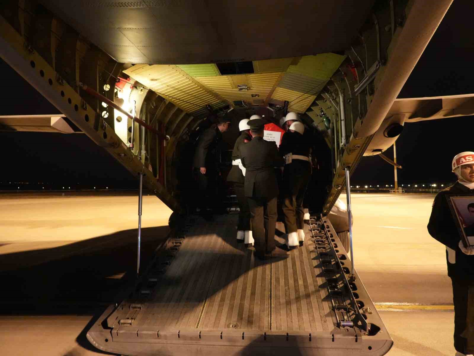 Şehit A&ccedil;ay&rsquo;ın naaşı memleketine uğurlandı
