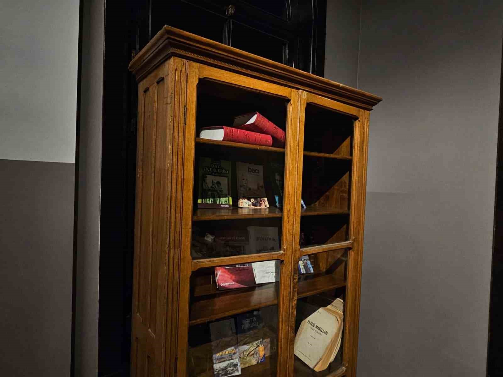 Elazığ’da 96 yıllık ahşap dolap,tarihin izlerini taşıyor