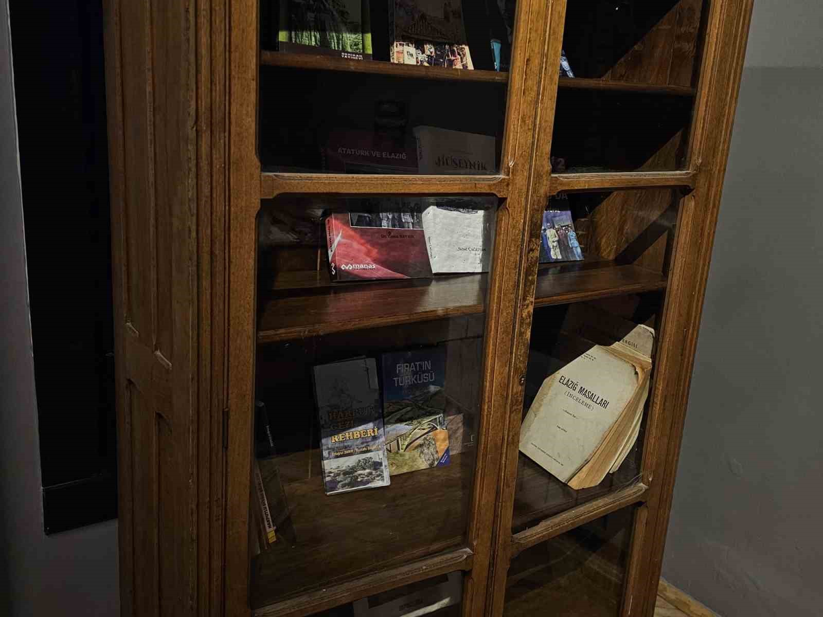 Elazığ&rsquo;da 96 yıllık ahşap dolap,tarihin izlerini taşıyor
