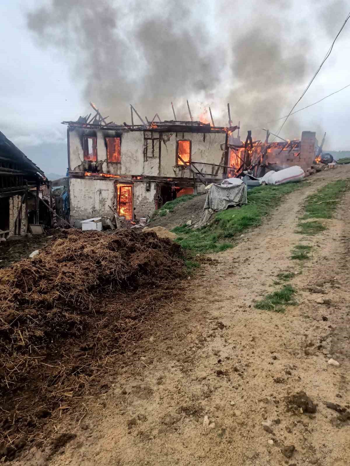 Karab&uuml;k&rsquo;te 2 katlı ahşap ev alevlere teslim oldu
