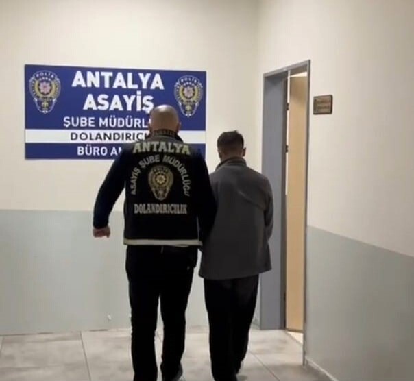 Kendisini MİT görevlisi olarak tanıtıp vatandaşı dolandıran şüpheli suçüstü yakalandı