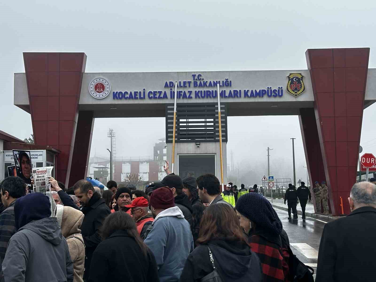 Dilovası’ndaki parfüm tesisi yangını davasında sanıklar hakim karşısında